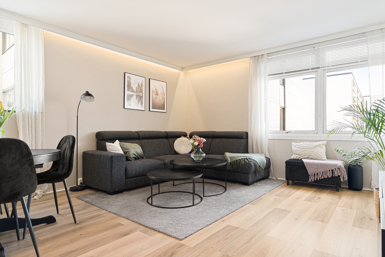 LED-lys i taket bidrar til et lyst og moderne interiør, og gir samtidig en behagelig stemning i rommet. Galleribilde