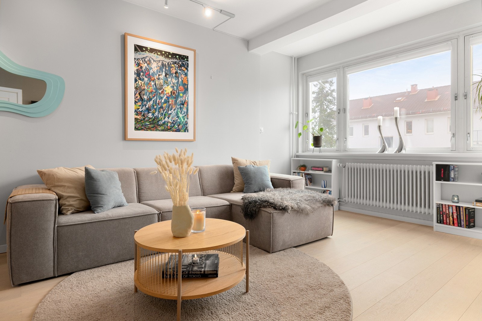 Store vindusflater slipper inn naturlig lys og gir god romfølelse. Galleribilde