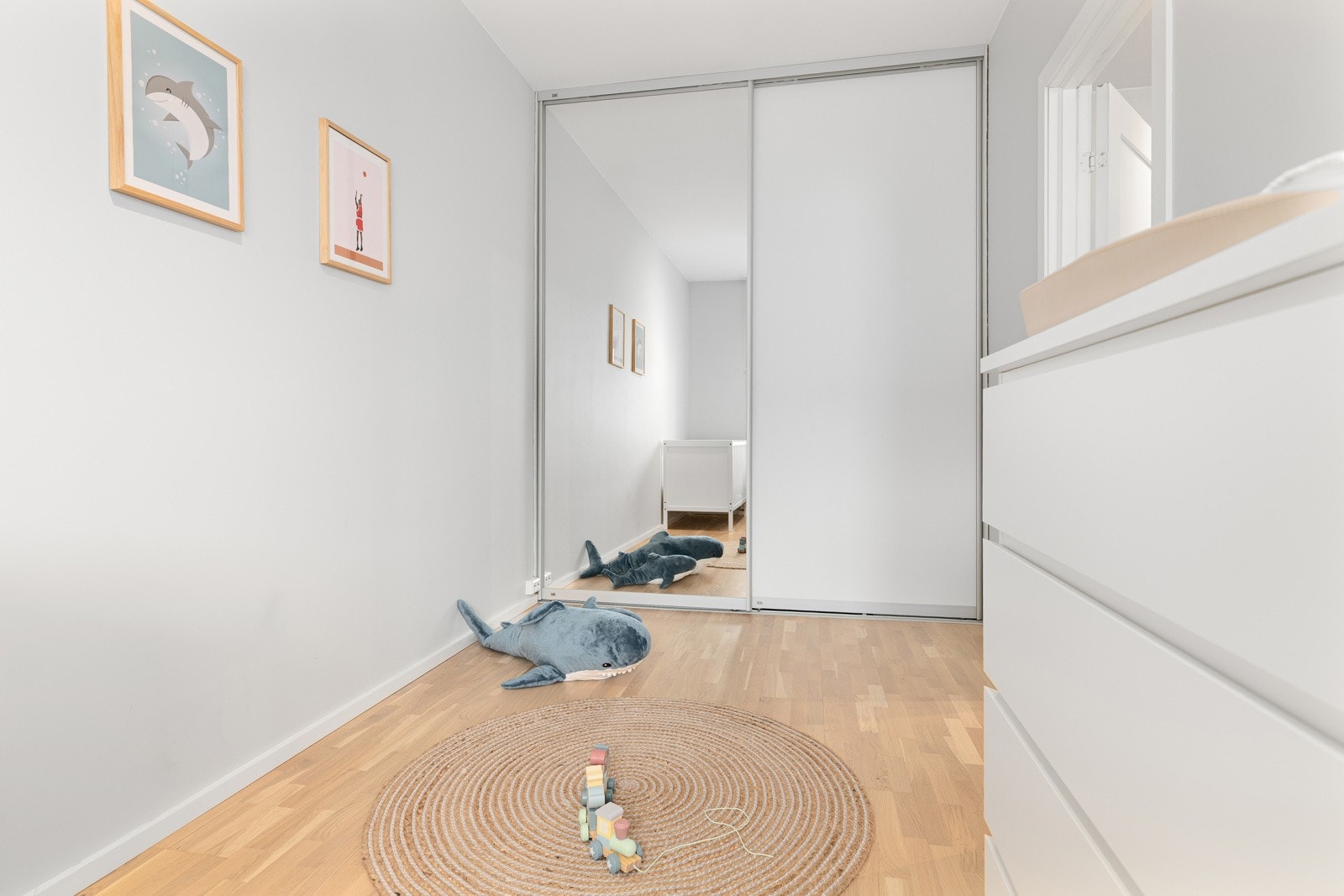 Rommet er innredet med garderobeskap som følger handelen. Galleribilde