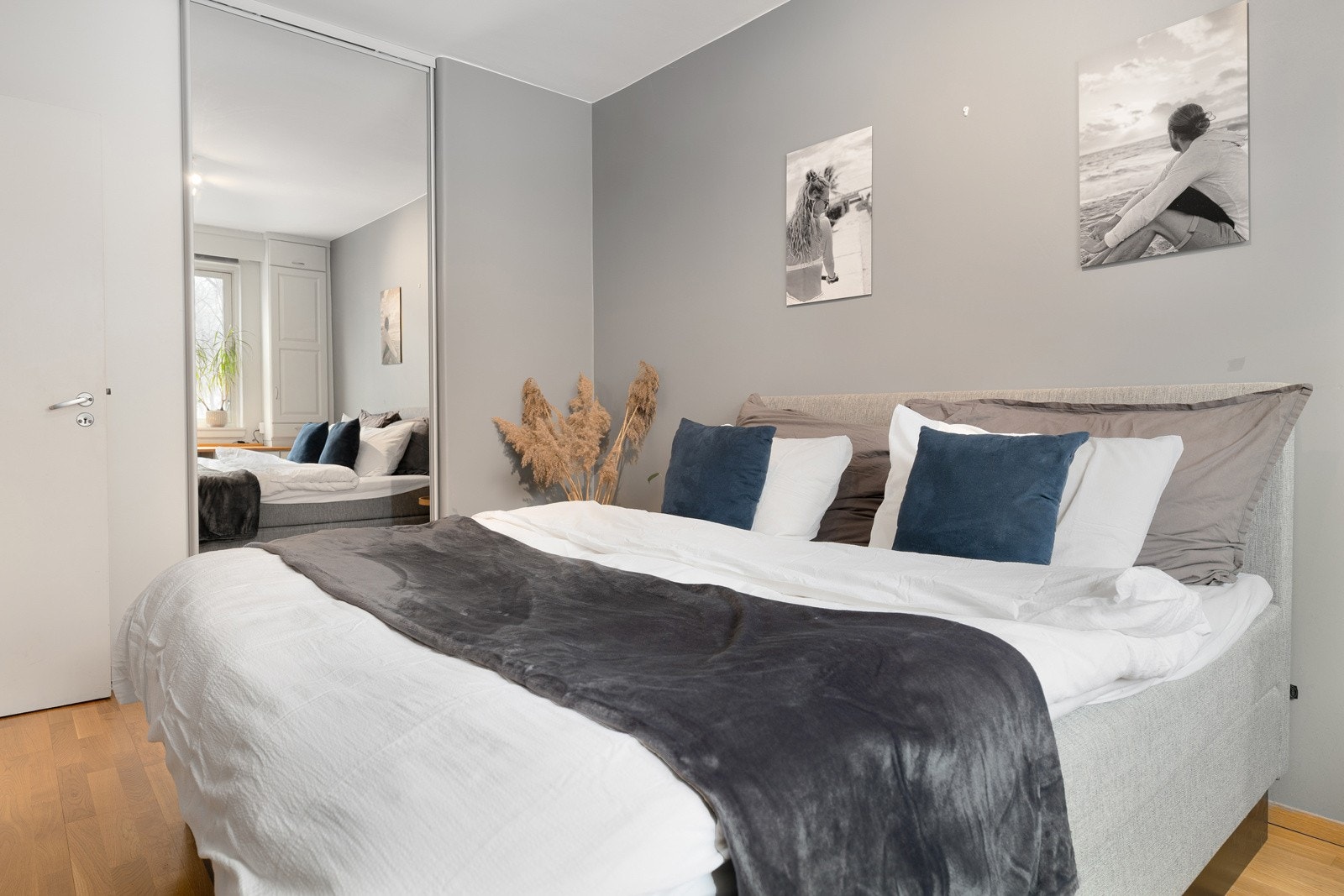 Det er god skapplass i medfølgende garderobeskap. Galleribilde