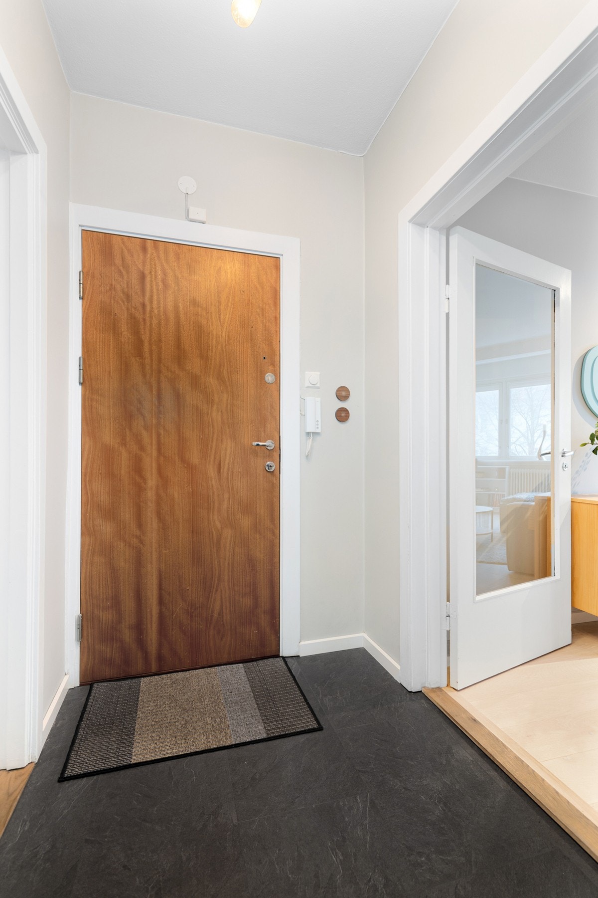 Når du kommer inn i leiligheten, møtes du av en lys entré som gir et godt førsteinntrykk. Galleribilde