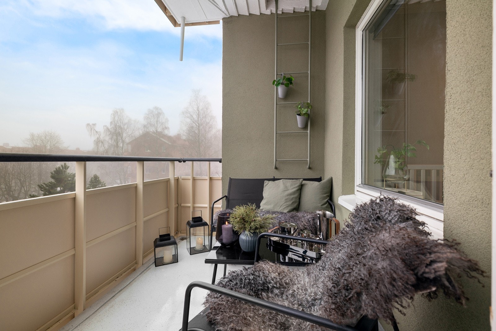 Her er det god plass til utemøblement, grill og beplantning. Ifølge eier ble balkongen pusset opp i regi av sameiet i 2025. Galleribilde