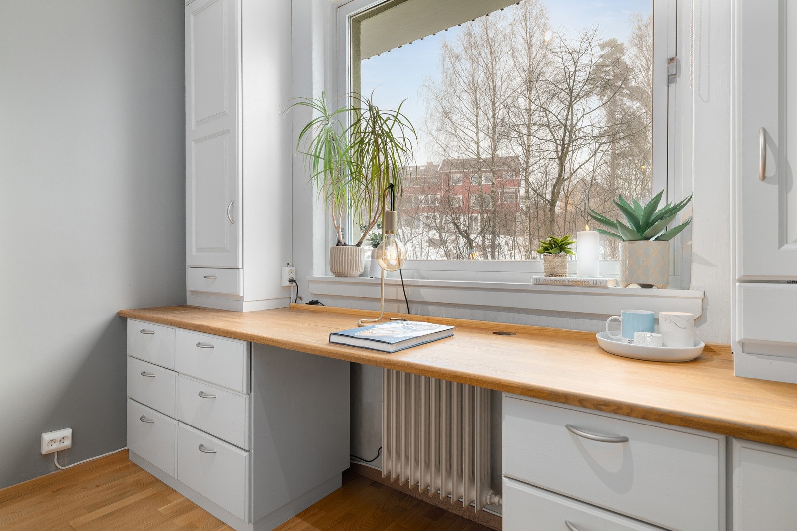 Rommet har en skrivepultløsning med god oppbevaringsplass ved vinduene. Galleribilde