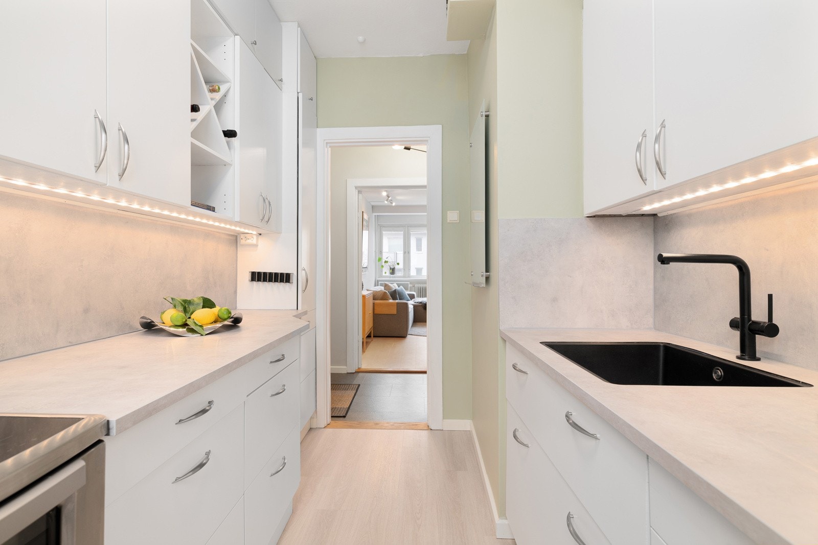 Kjøkkenet er utstyrt med integrert oppvaskmaskin og kjøleskap med fryser, samt frittstående komfyr - alt inkludert i handelen. Galleribilde