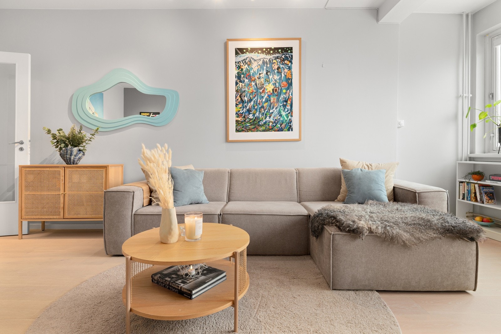 Stuen har gode møbleringsmuligheter, med plass til sofagruppe med tilhørende møblement, TV-seksjon og spisebord. Galleribilde