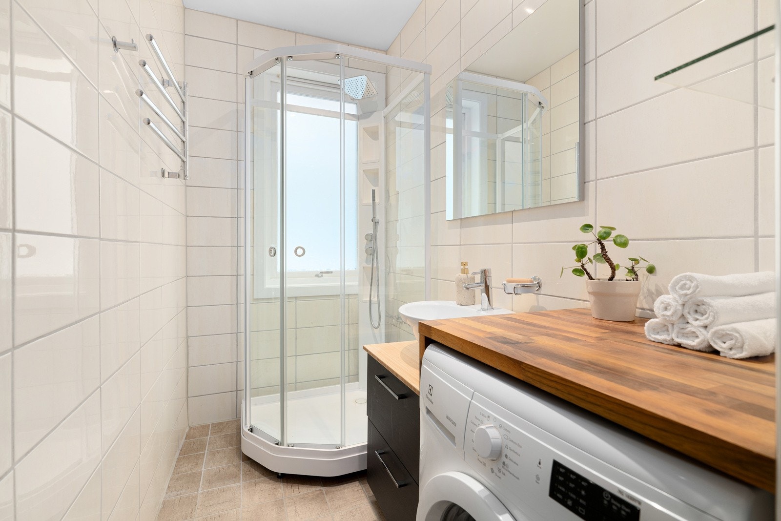 Leiligheten har et pent baderom fra 2007. Badet har flislagte vegger og gulv, samt varme i gulvet. Galleribilde