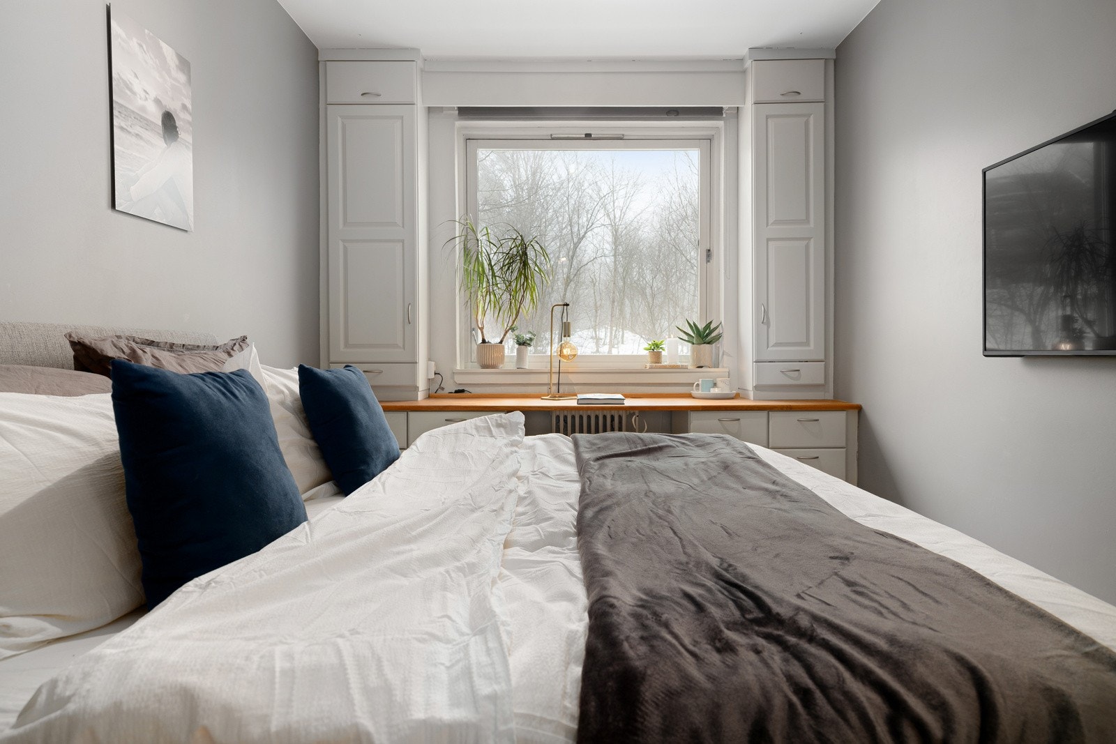 Hovedsoverommet er romslig og har plass til dobbeltseng med nattbord på hver side, samt annet møblement. Galleribilde