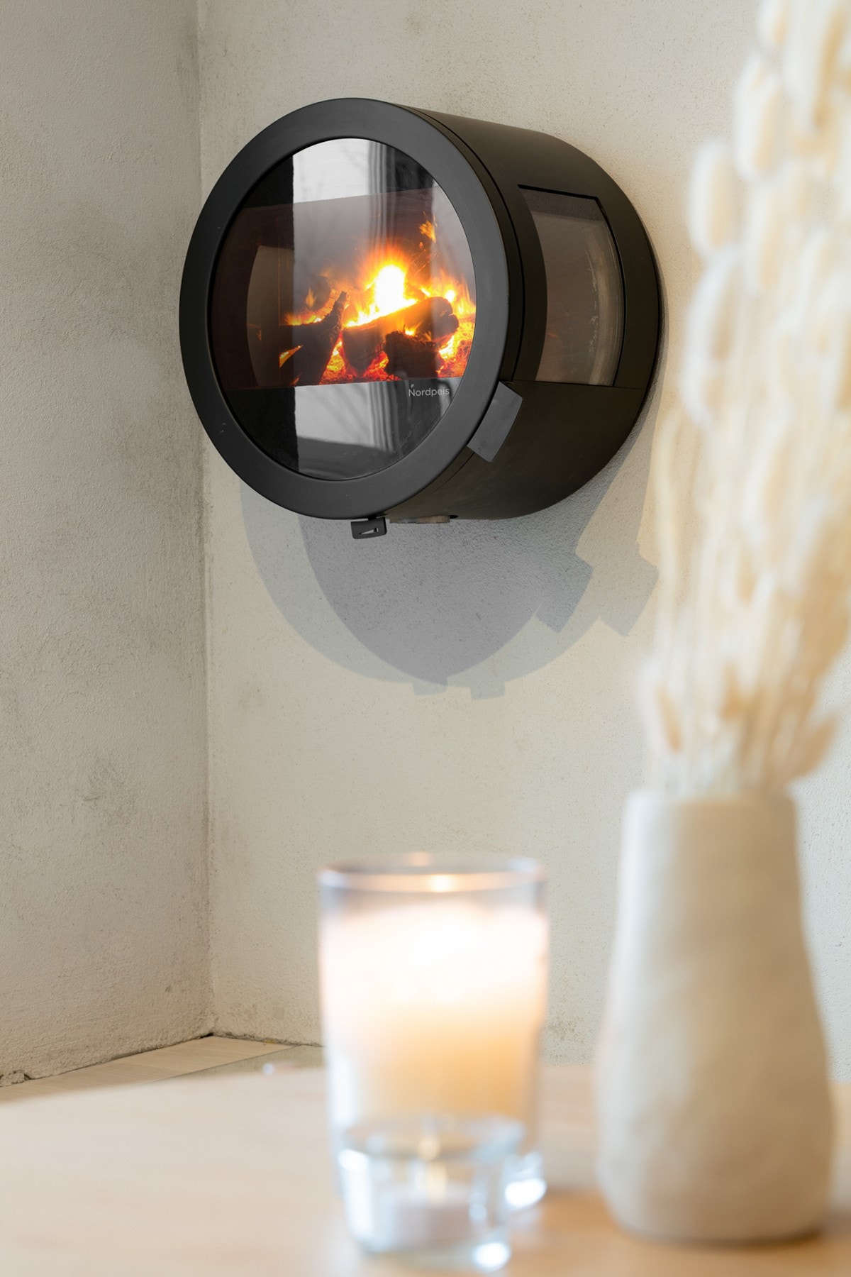 Rommet har en hyggelig peisovn fra 2022. Galleribilde