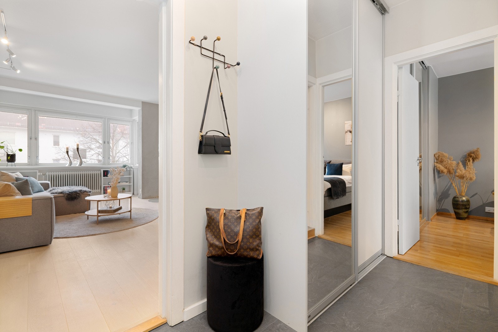 Entréen har plass til yttertøy i garderobeskap. Leiligheten disponerer i tillegg tre boder, som gir rikelig med lagringsplass. Galleribilde