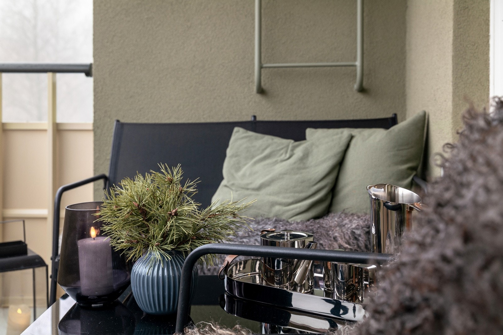 Balkongen vender mot sør og har gode solforhold. Galleribilde