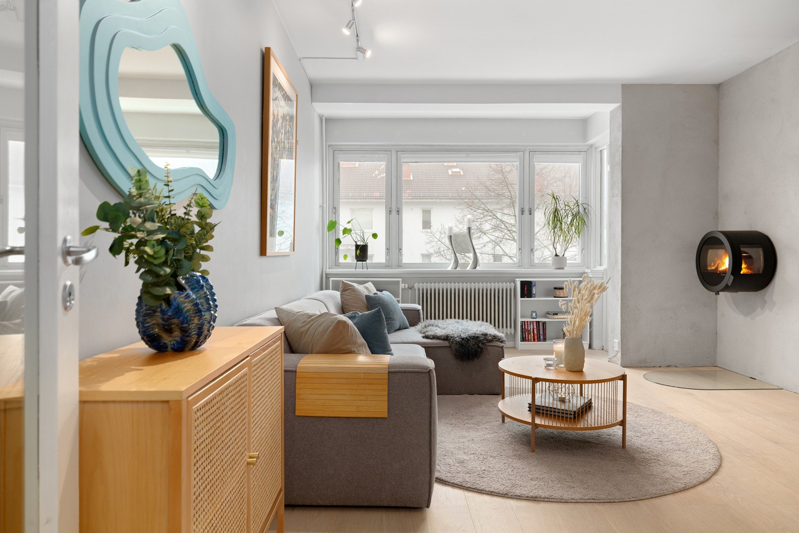 Her kommer du til en lys og pen 3-roms selveierleilighet beliggende i et etablert og rolig boligområde på Holmen, med kort vei til marka og flotte rekreasjonsmuligheter både sommer og vinter. Galleribilde