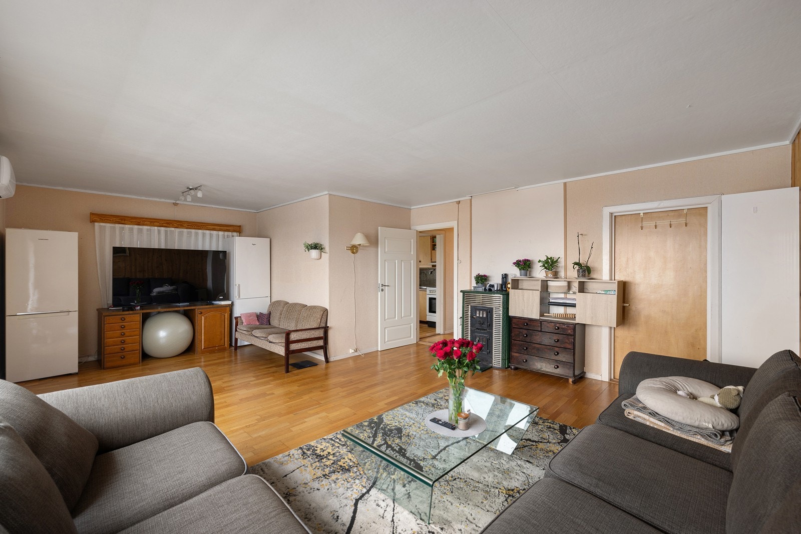 Hovedetasjen preges av en lun stue med parkett, utstyrt med både varmepumpe og ildsted for optimal komfort. Galleribilde