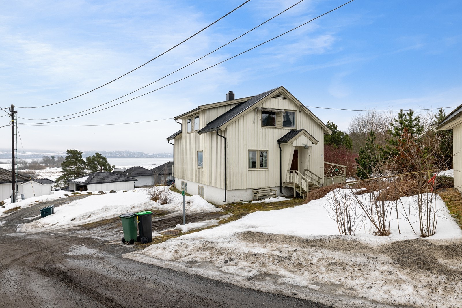 Her får du en solrik tomt på ca. 909 kvm med fantastisk utsikt over Øyeren. Galleribilde