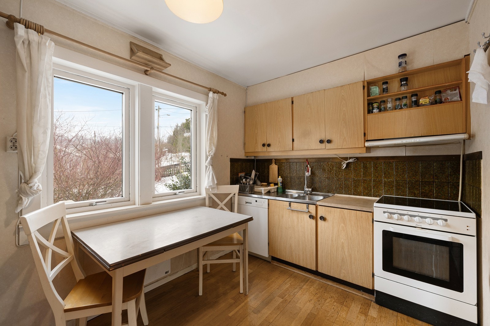 Videre er det fliser mellom over og underskap, opplegg for oppvaskmaskin, samt komfyr med tilkoblet ventilator over. Galleribilde