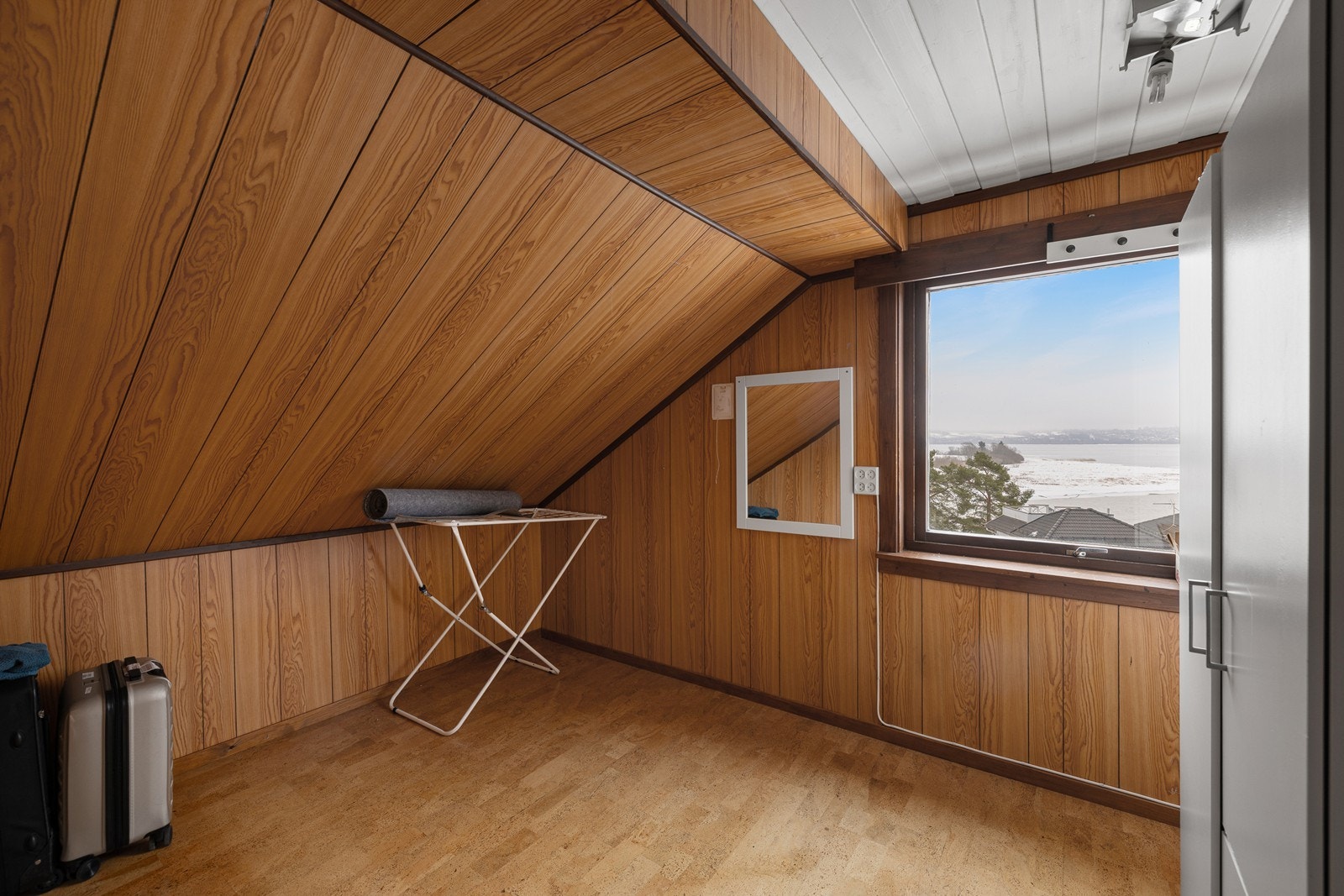 Dette rommet er på godkjente byggetegninger oppført som soverom, men i dag innredet som en walk in garderobe. Galleribilde