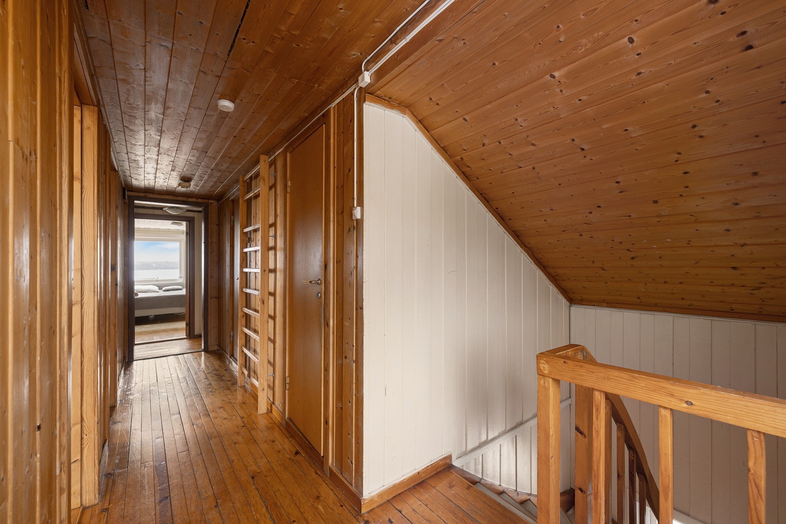 Andre etasje er en dedikert soveromsavdeling med hele fire soverom. I tillegg finnes et praktisk toalettrom, en gang, samt lagringsmuligheter i bod og garderobe. Galleribilde