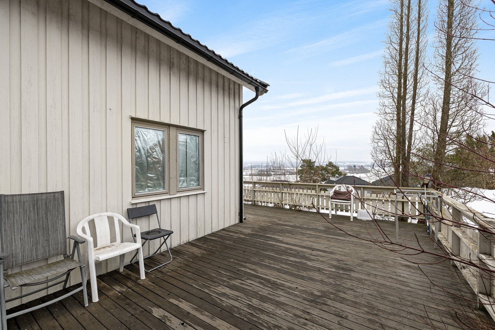 Terrassen er romslig med sine 40 kvm og byr på fantastiske sol og utsiktsforhold. Galleribilde