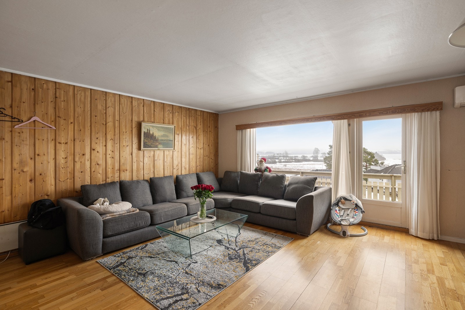 Boligen, som er oppført i 1961, strekker seg over tre plan og har en svært romslig planløsning. Galleribilde