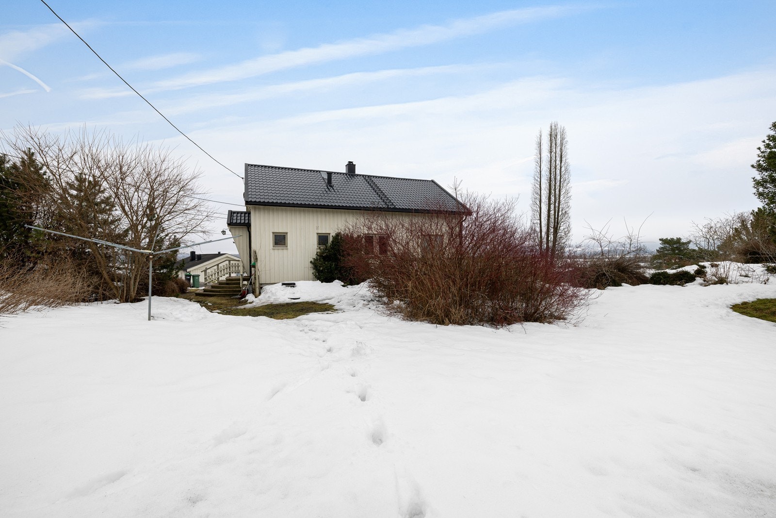 Eiendommen er en naturtomt bestående av lett skrånende terreng med enkelte høydekurver som skaper noe variasjon i overflaten. Galleribilde