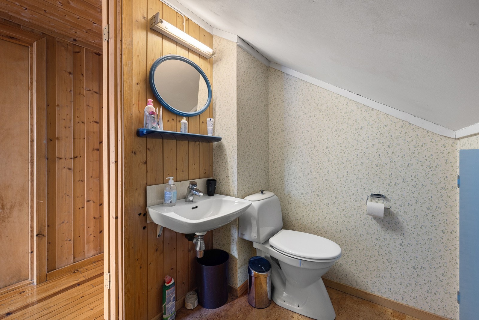 Et praktisk toalettrom - også modent for oppussing. Galleribilde