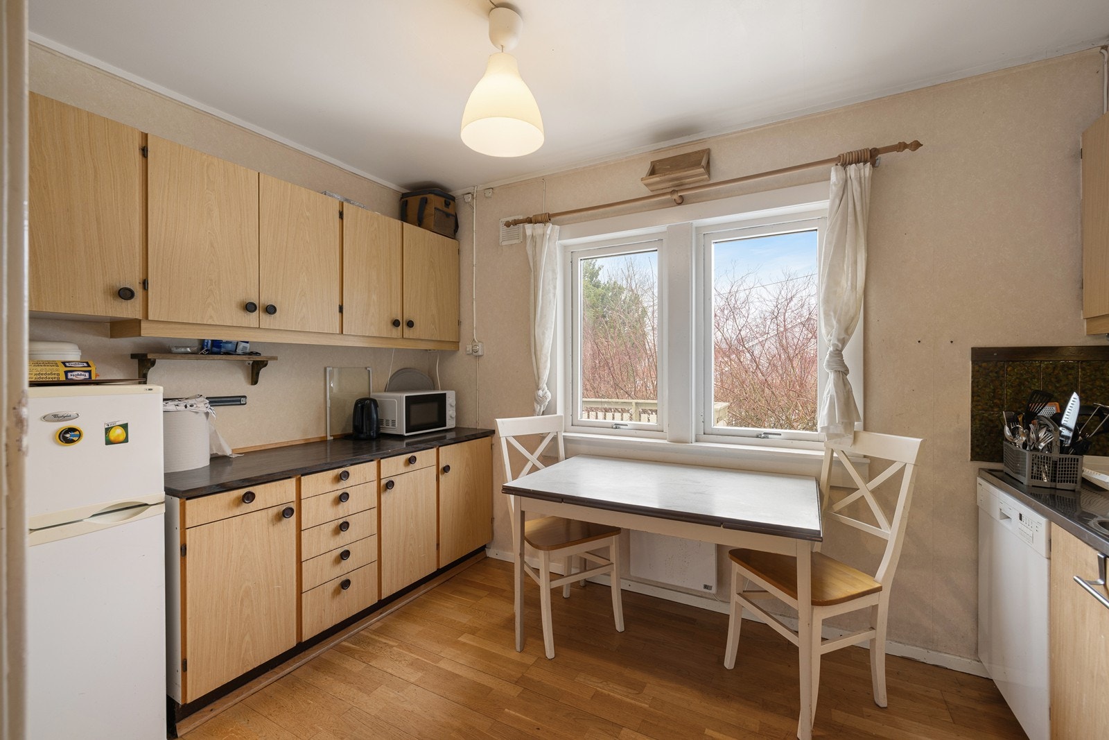 Kjøkkenet har en eldre kjøkkeninnredning med laminert benkeplate med nedfelt ståloppvaskkum og 1-greps blandebatteri. Galleribilde