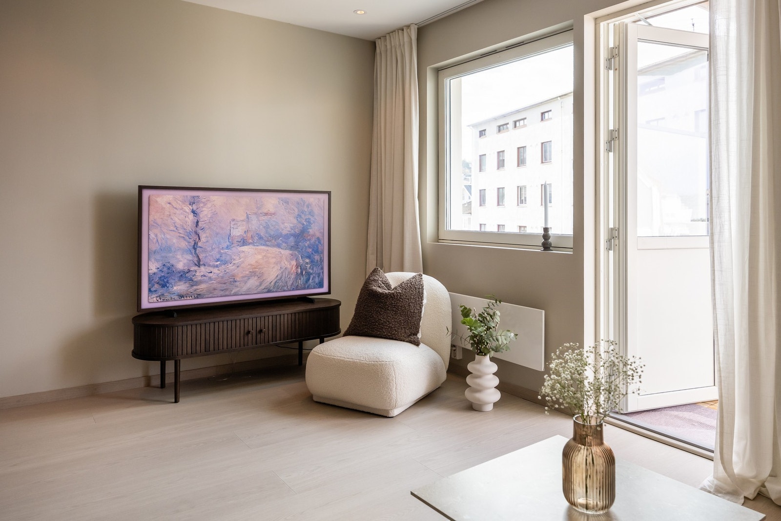 Vegger og tak er nylig malt i moderne farger. Galleribilde