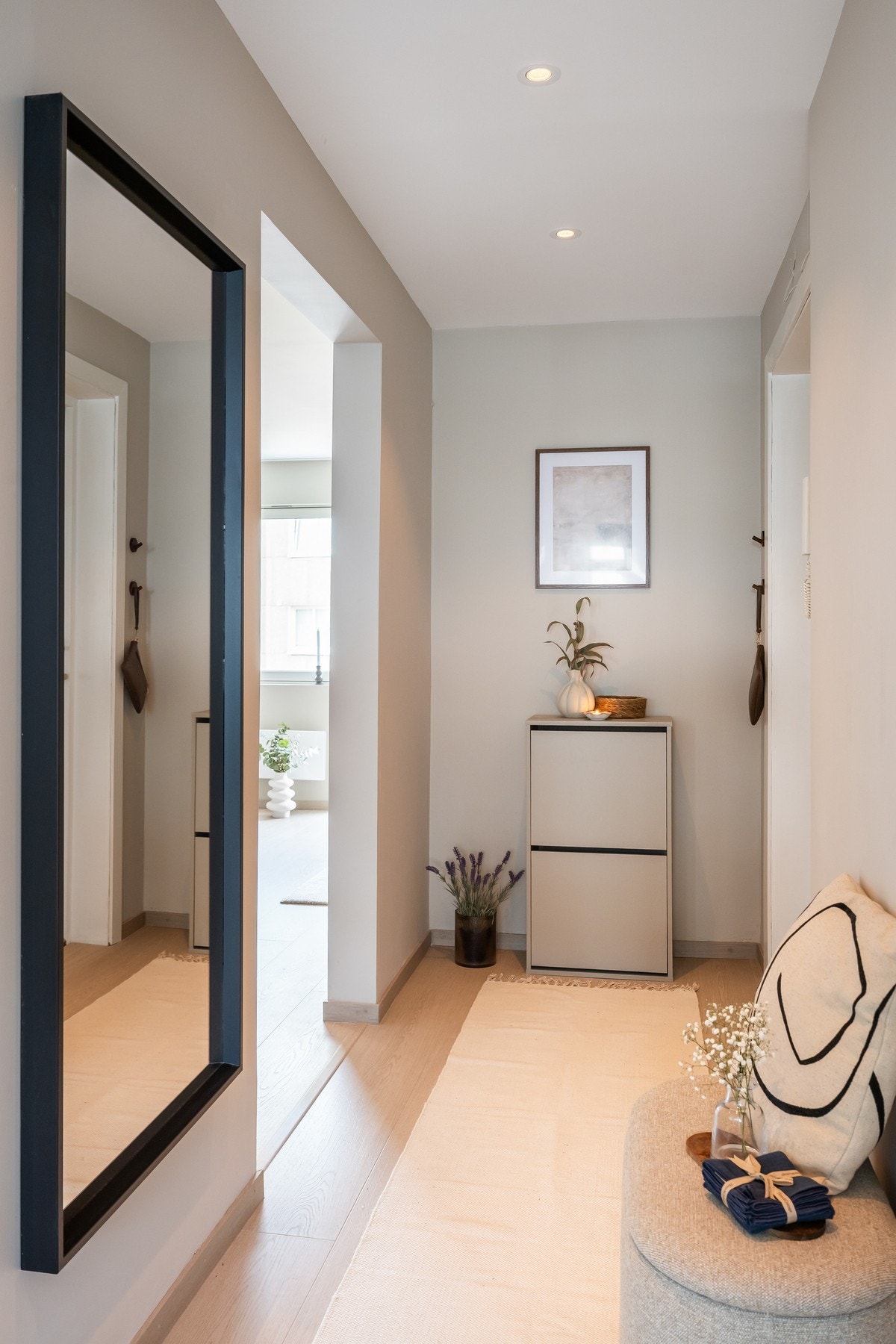 Lang og lys gang. Galleribilde