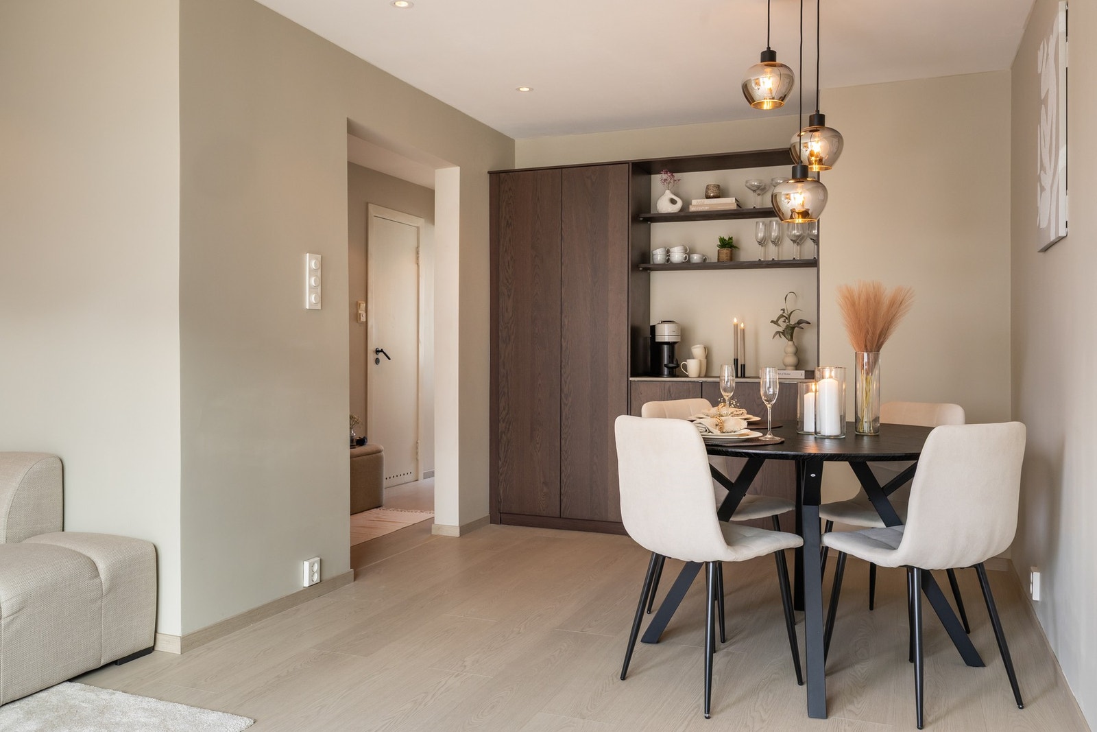 Fin hylle- og barløsning i enden av rommet. Galleribilde