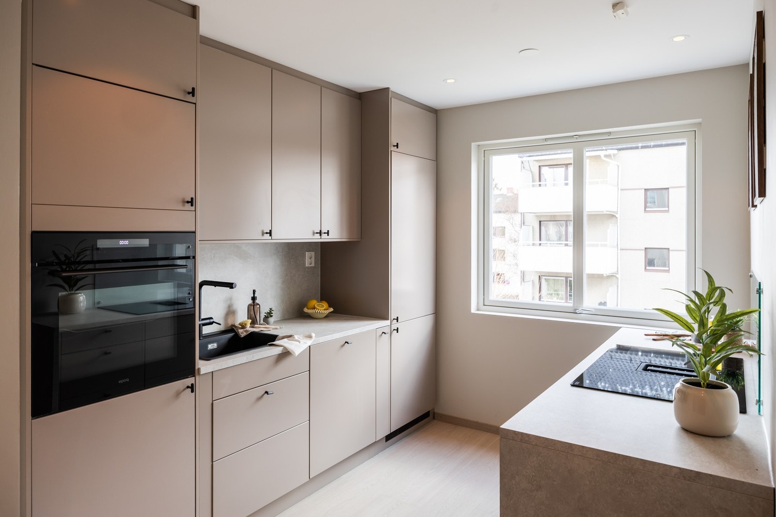 Nytt kjøkken fra 2025 med mye skap- og benkeplass. Galleribilde