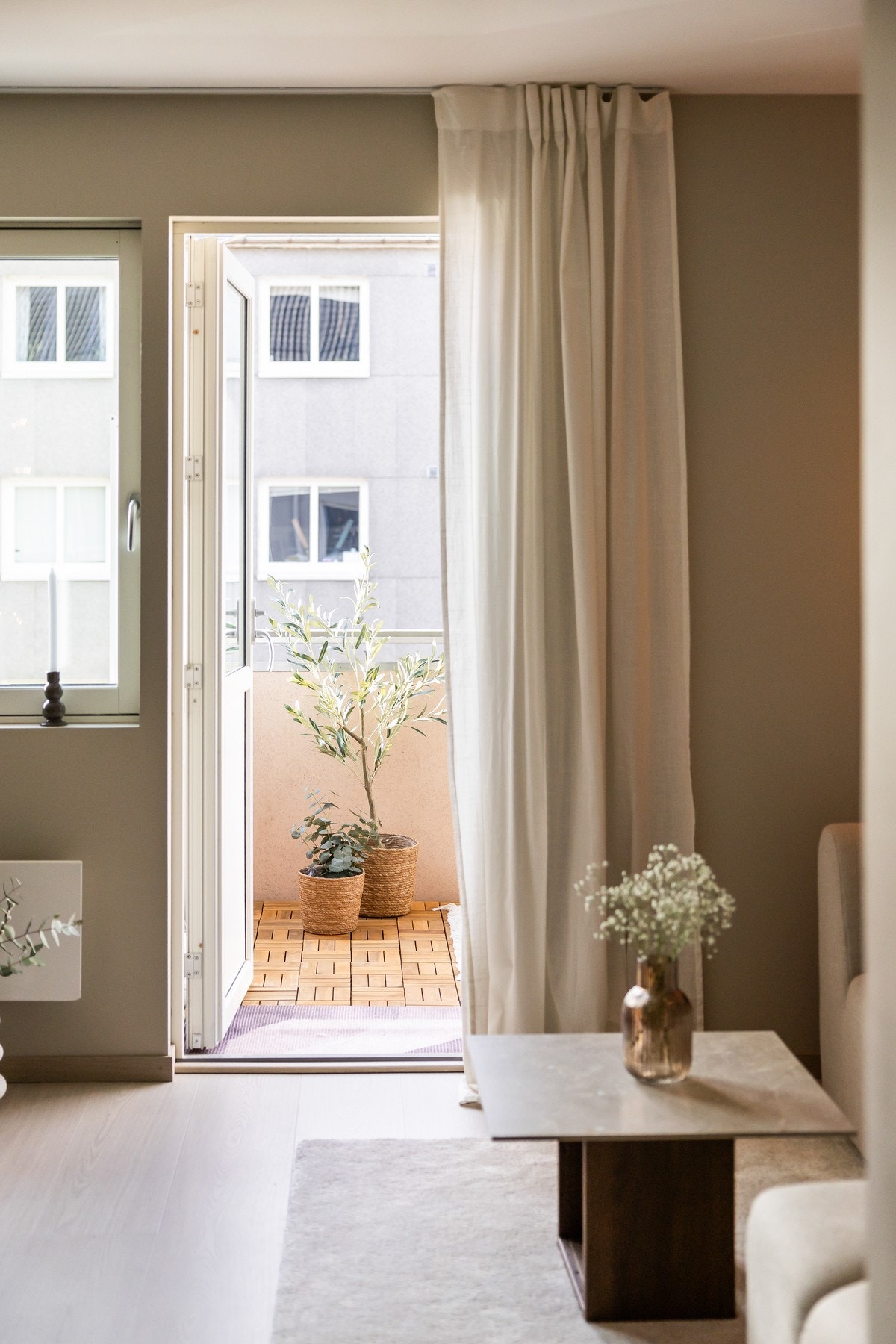 Store glassflater gir mye naturlig lys. Galleribilde