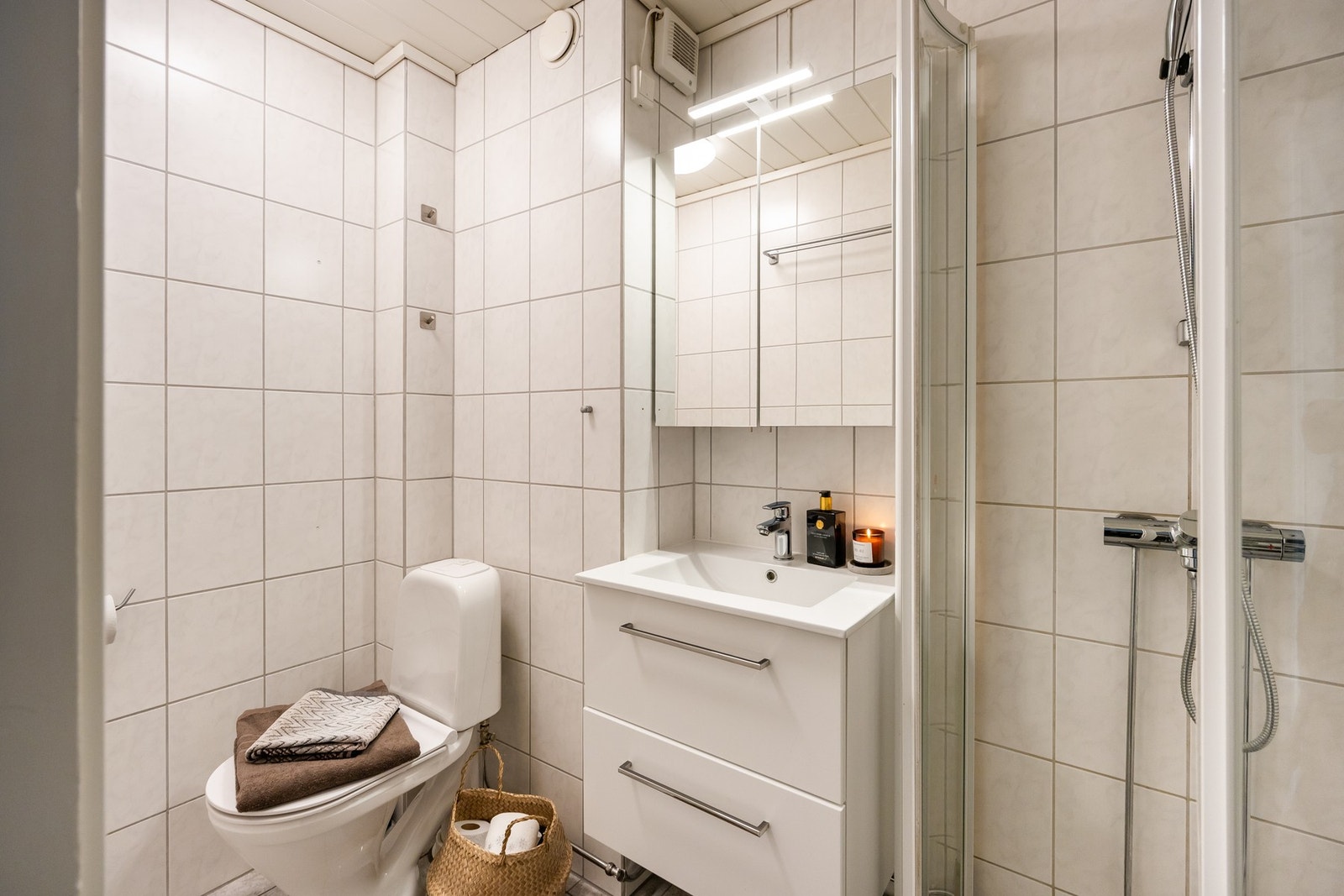 Badet har innredning med servant, speilskap, dusj og toalett. Galleribilde