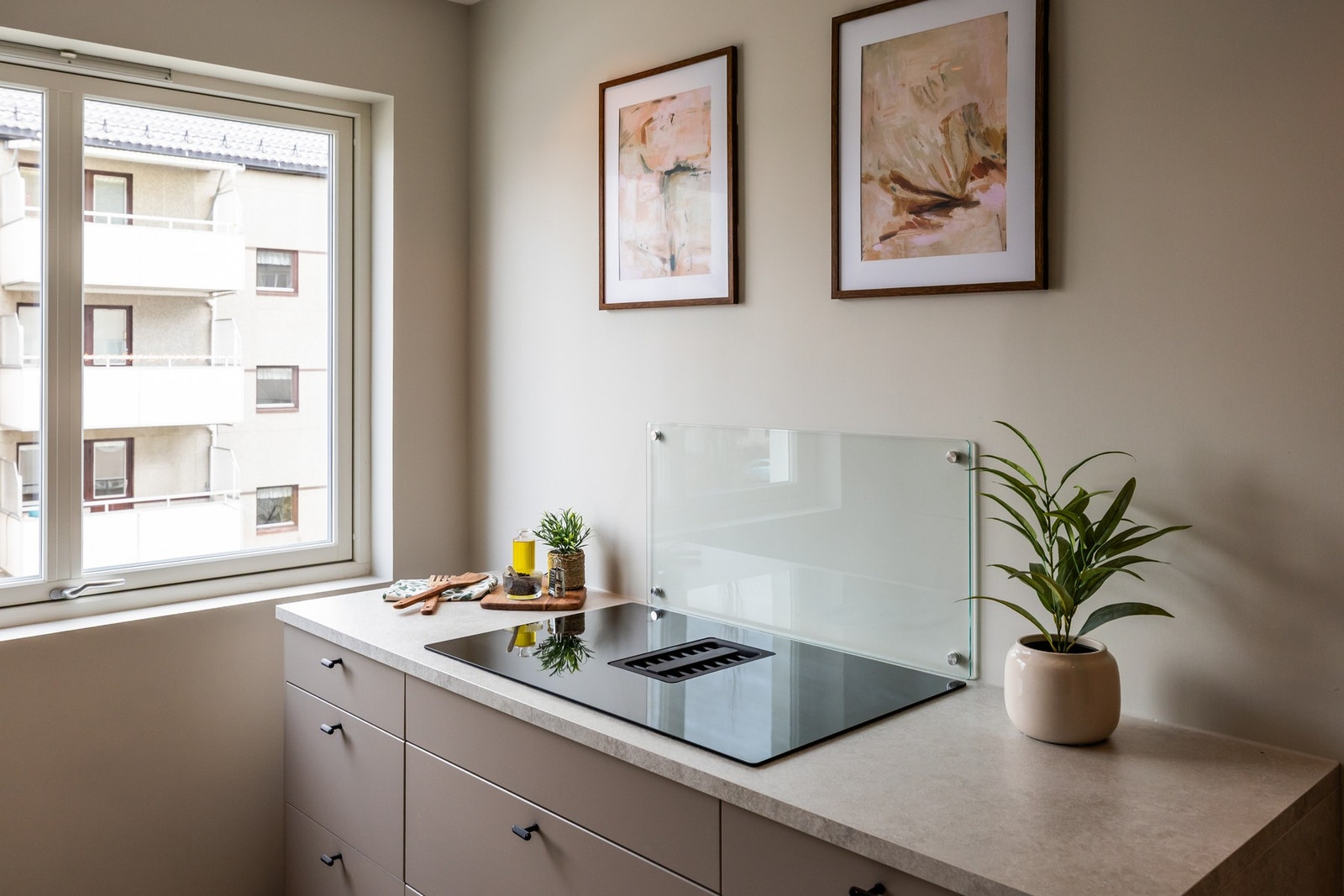 Moderne platetopp med innebygd filter. Galleribilde