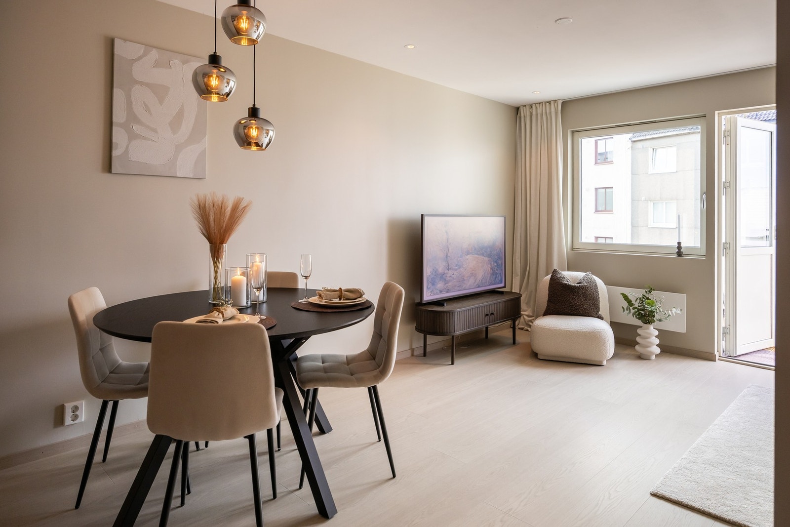 Romslig stue med god plass til sofaløsning og spisebord. Galleribilde