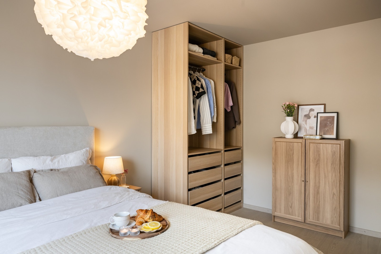 Garderobeskap medfølger i handelen. Galleribilde