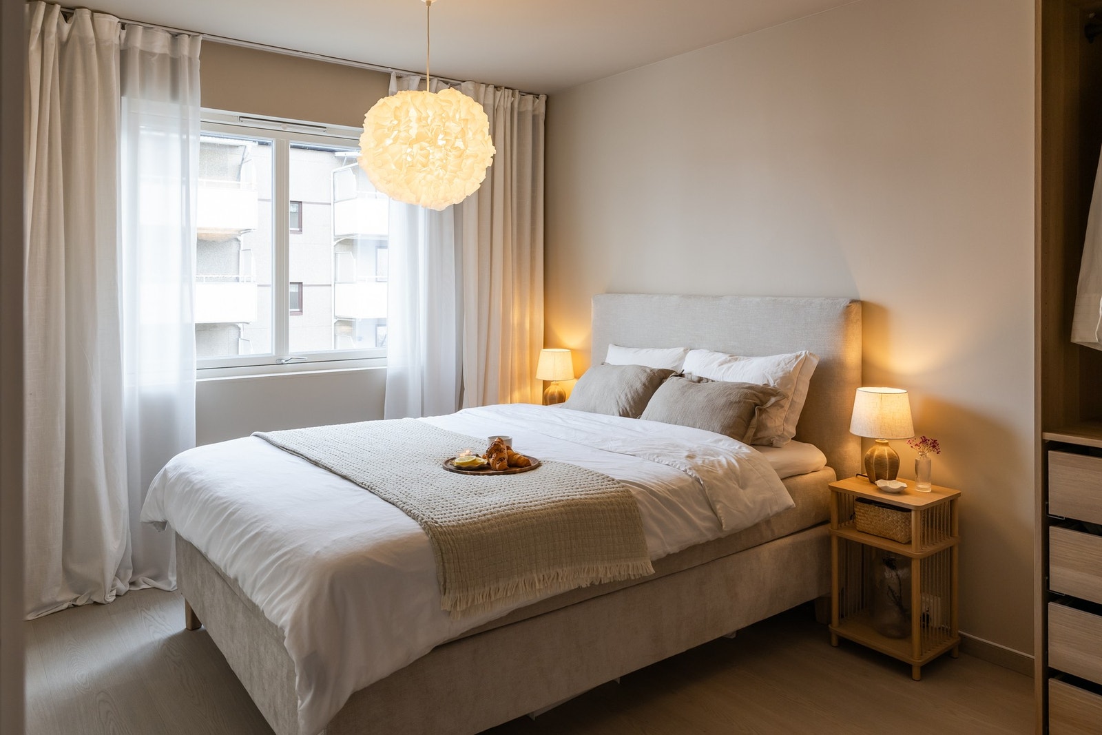 Stort og godt soverom på 11,6 som vender mot rolige omgivelser. Galleribilde