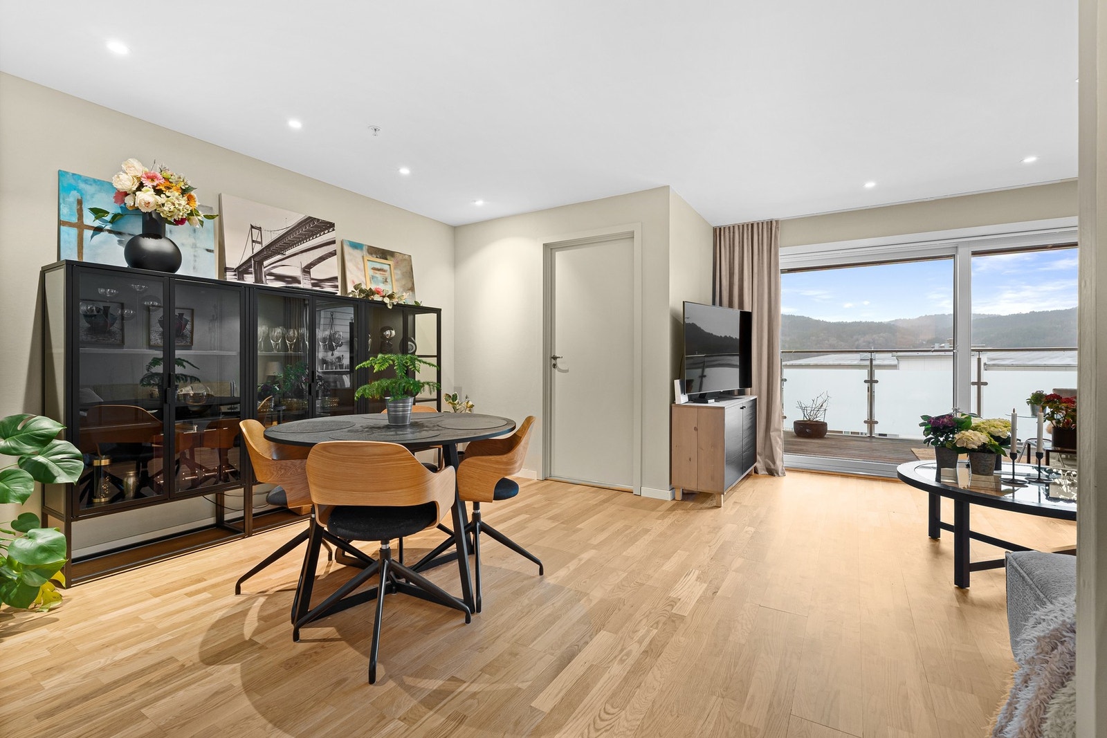 Stue med utgang til vestvendt balkong Galleribilde