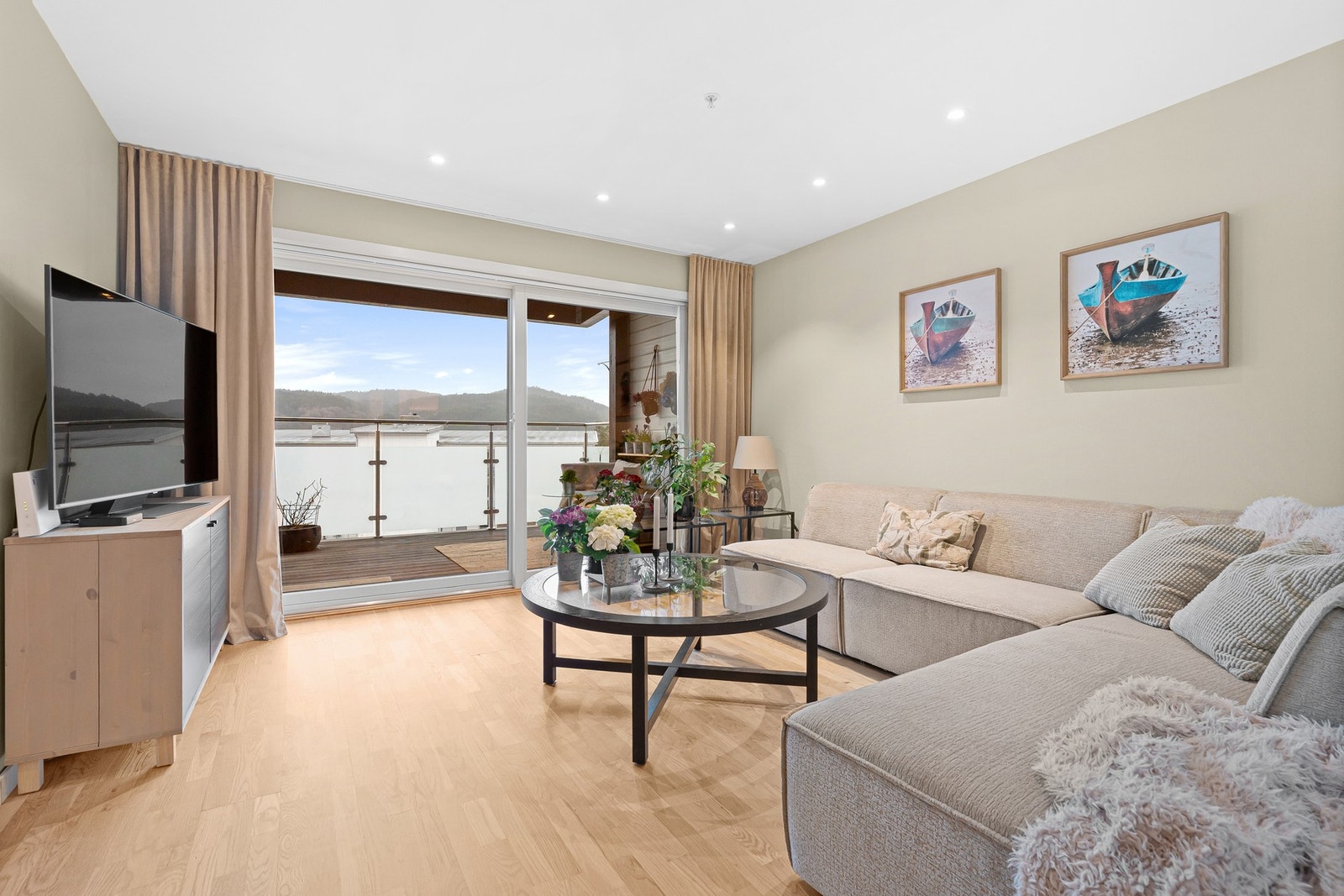 Stue med utgang til vestvendt balkong Galleribilde