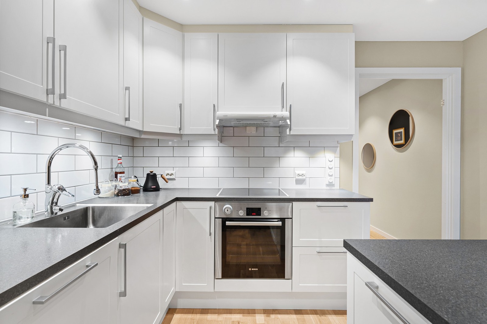 Kjøkken med integrerte hvitevarer Galleribilde