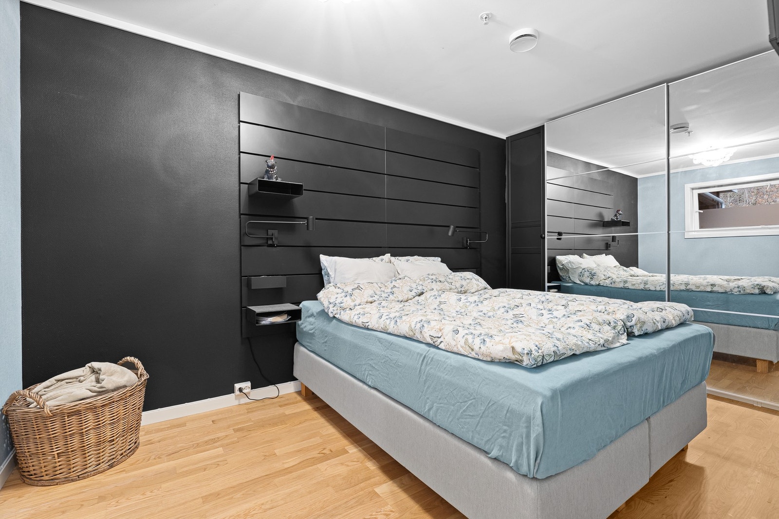 Hovedsoverommet med skyvedørsgarderobe Galleribilde