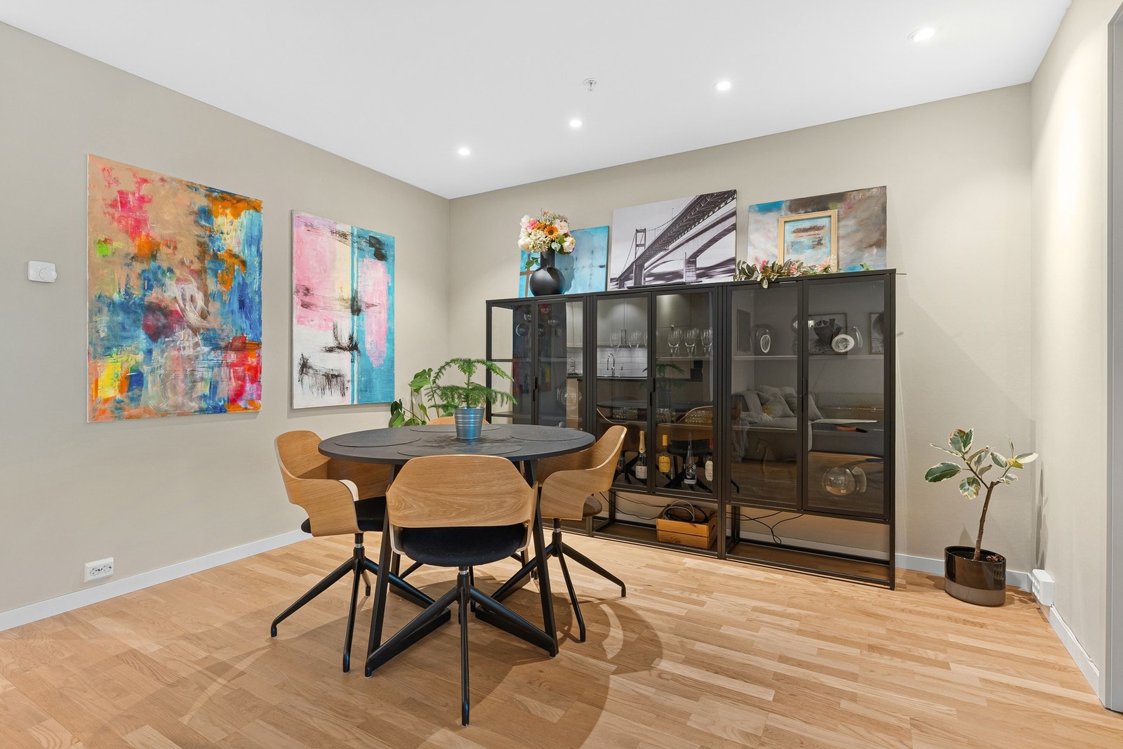 Hyggelig spiseplass i stua Galleribilde