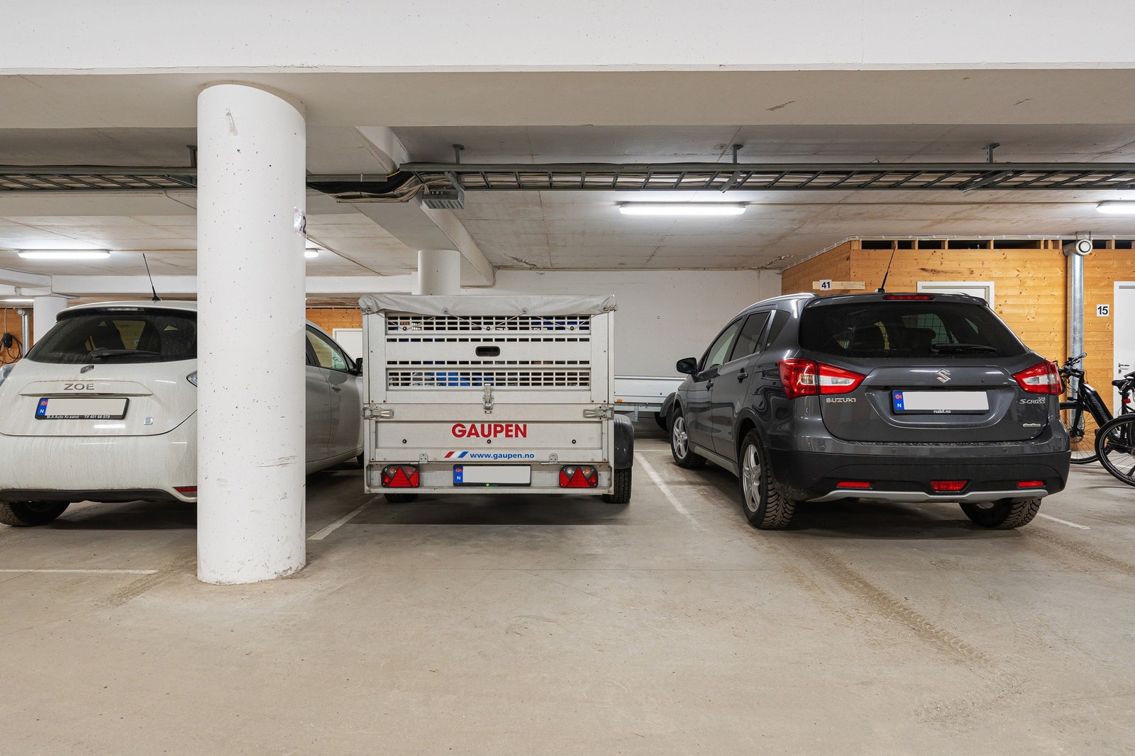 Garasjeplass i byggets kjelleretasje Galleribilde