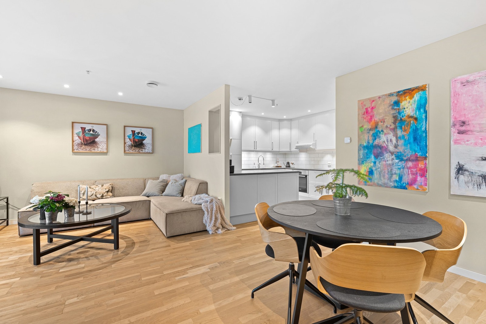 Stue, spisestue og kjøkken Galleribilde