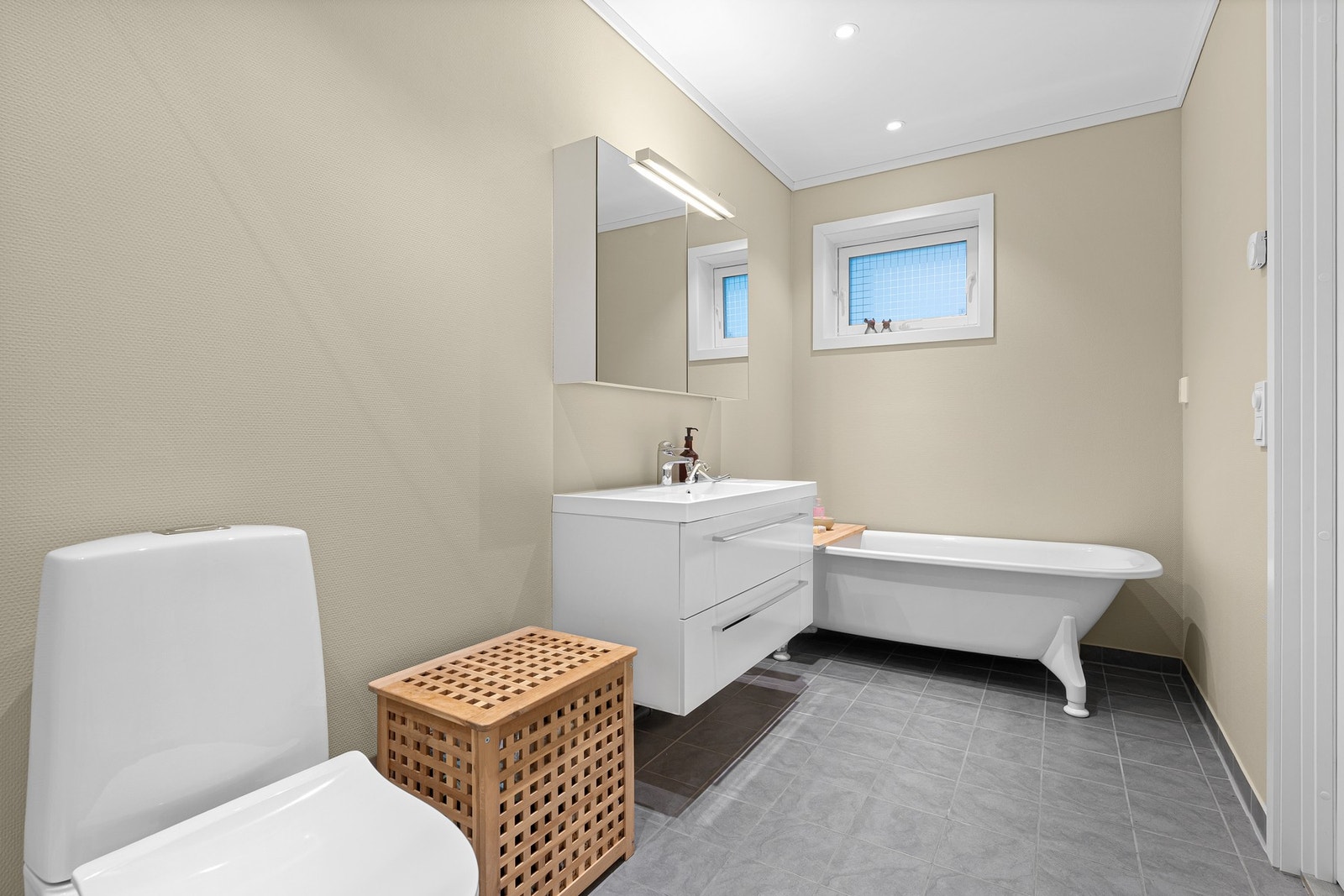 Bad med både badekar og dusjkabinett Galleribilde