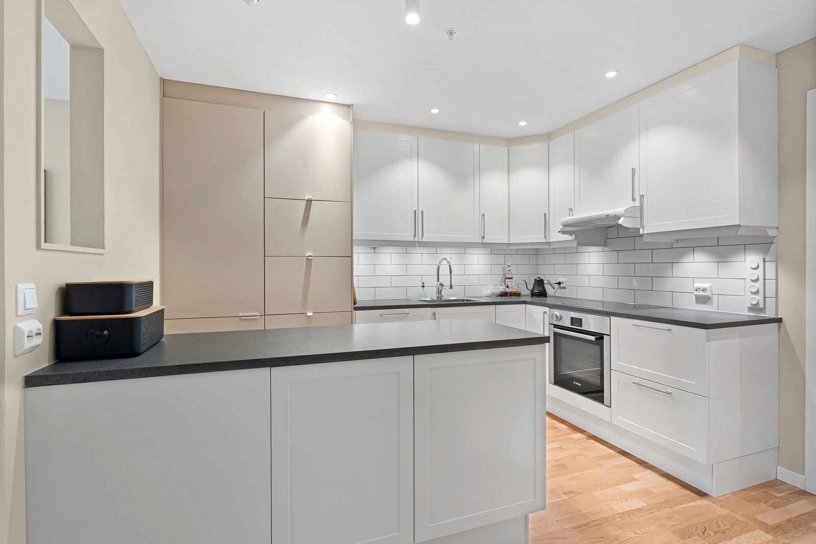 Kjøkken med rikelig med innredning Galleribilde