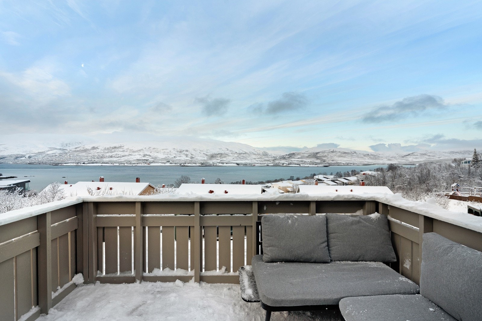 Fra kjøkkenet er det utgang til vestvendt veranda.