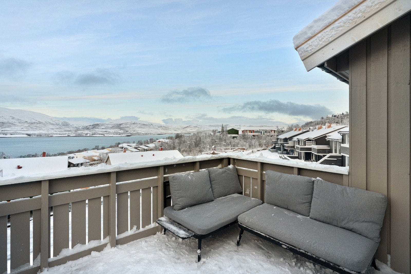 Flott utsikt mot havet og fjellene på Kvaløya.