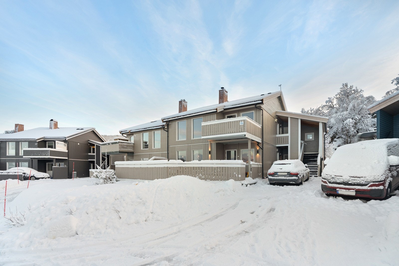 Her bor man nært bl.a. skole, barnehage, butikk, lekeplasser og flotte turområder som kan brukes året rundt.