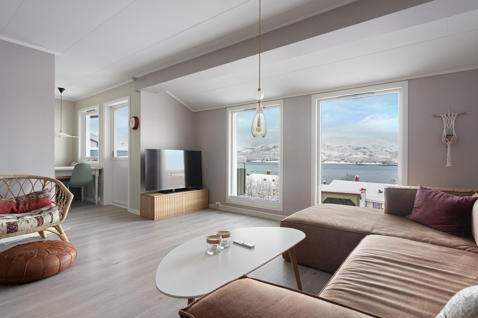 Delikat stue malt i moderne farger.