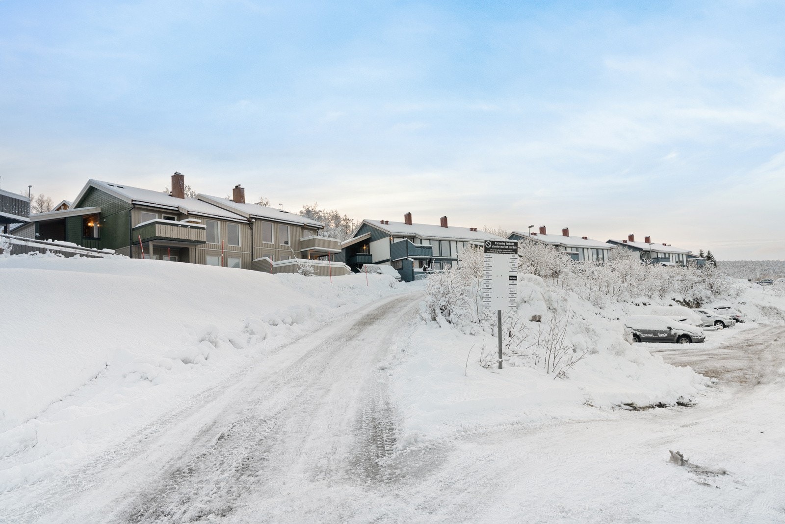 Umiddelbar nærhet til bussholdeplass med hyppige avganger i retning UNN/UiT og Langnes/sentrum.