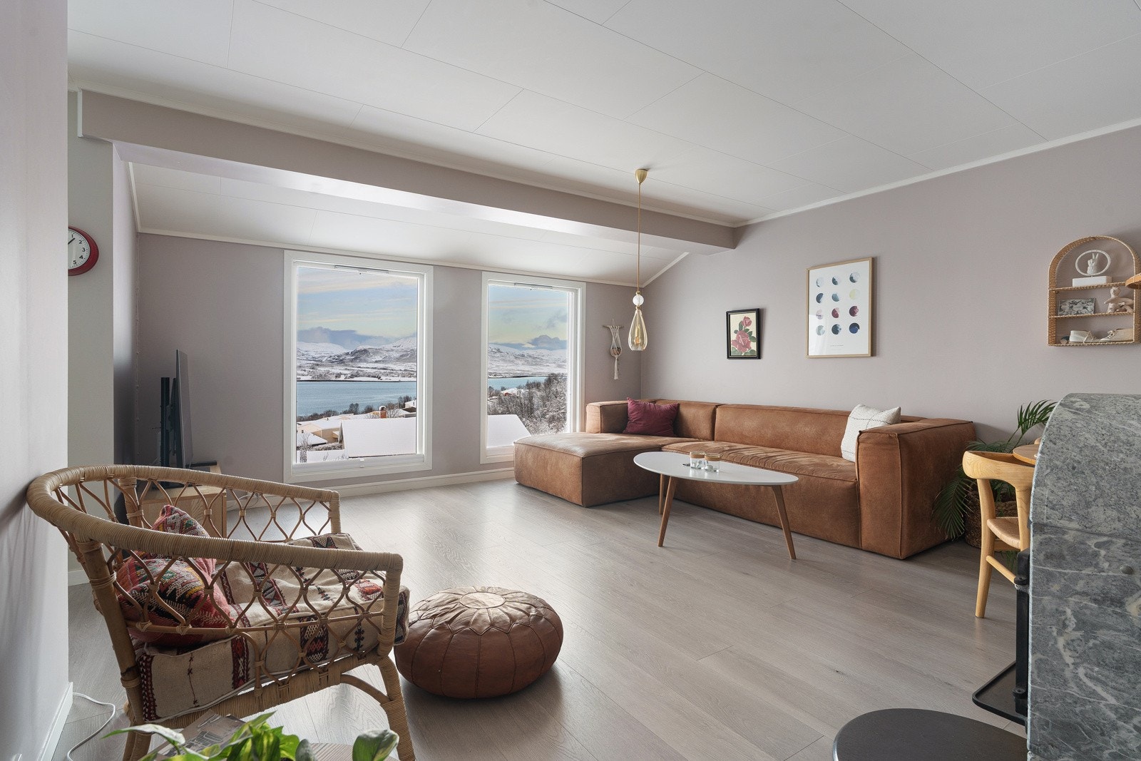 Vedfyring skaper en lun og fin atmosfære, samt reduserte energikostnader.